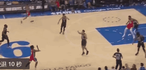 突发 ！恩比德被格威抱摔倒地，裁判无任何判罚，节末大帝被换下场，直接走回更衣室，