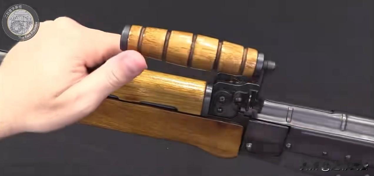 八一式班用机枪上的反人类的设计，四十年从未改进！
        当年第一次接触