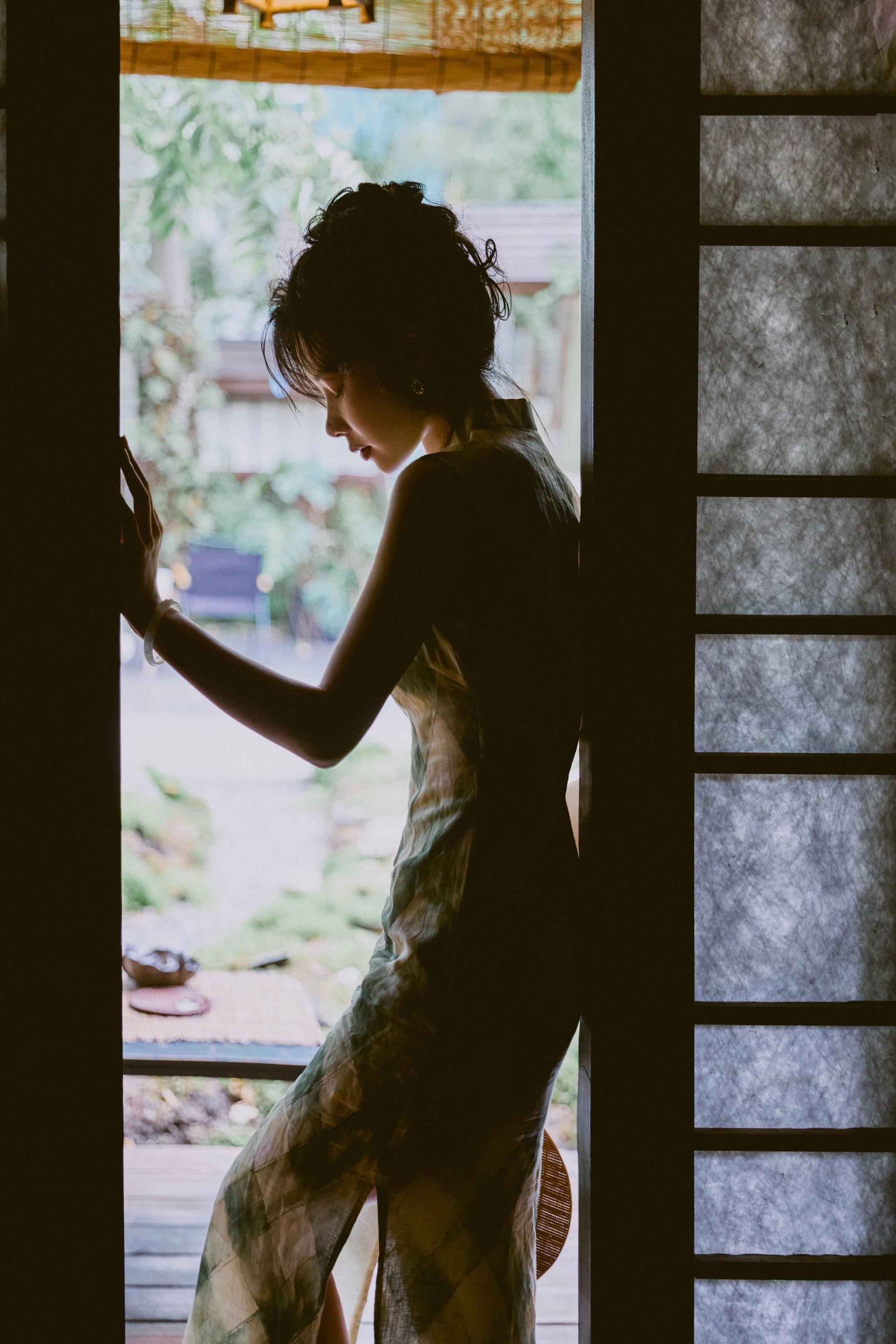 水天清话，院静人销夏。  