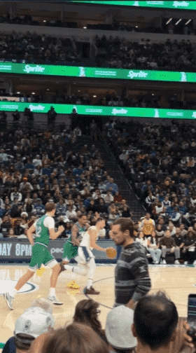 名场面！东契奇半场走错通道，差点去独行侠更衣室

NBA常规赛上演温情又搞笑一幕