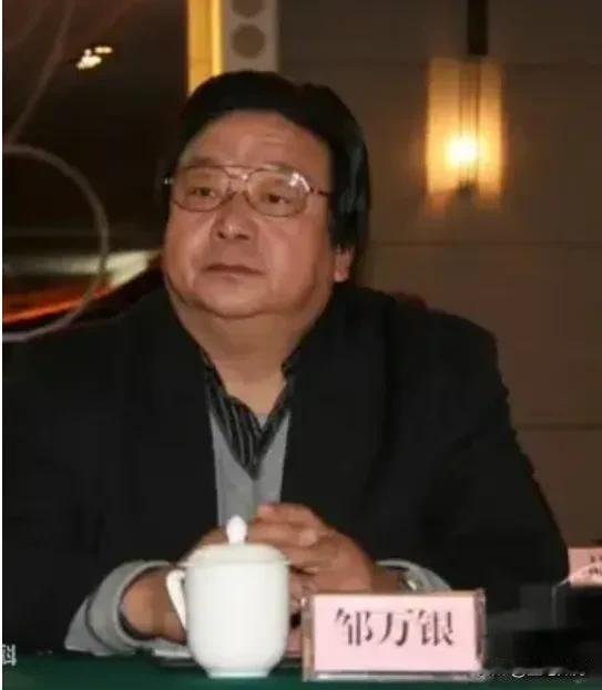 被领导潜了，还被敲诈了上千万，这个女的就是包商银行女行长王慧萍！她长得如何，大家