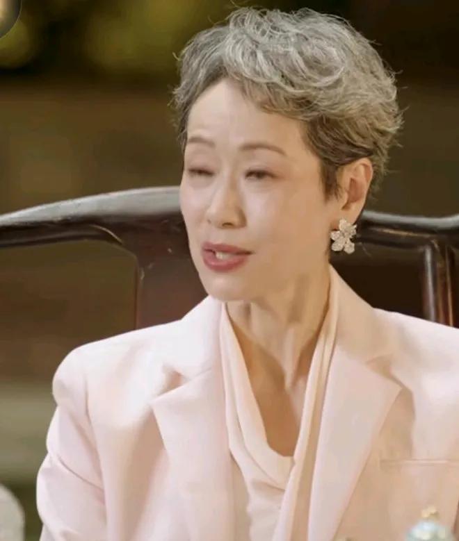 叶童年龄大了以后发现变漂亮了，虽然满头白发，但充满成熟魅力，气质由内而外很自然。