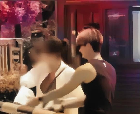 ‌妻子校门口举海报举报丈夫与后勤“处长”婚外情：好好说话的门，是谁替她关上的？