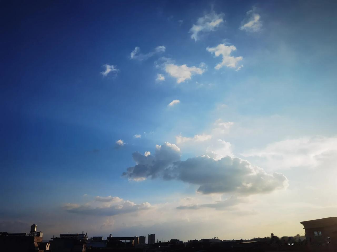 大家有最近拍摄的天空图片分享吗丛林跑酷，云朵也会化身各种动物撒欢，神奇的天空！[
