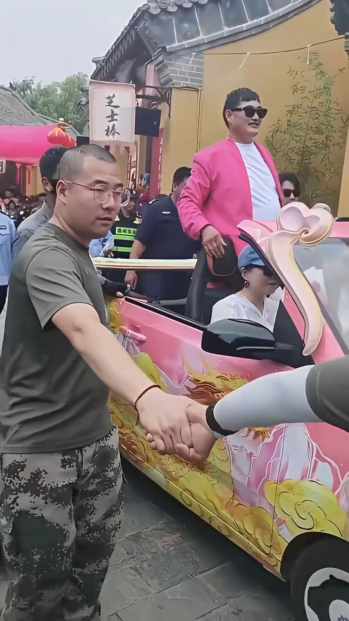 “大衣哥”朱之文干啥像啥，演啥大家都喜欢，接地气不服不行啊！