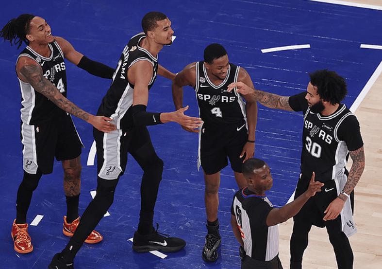 太离谱了！尼克斯完全不会打球了
马刺半场领先27分，真有希望创造历史

NBA总