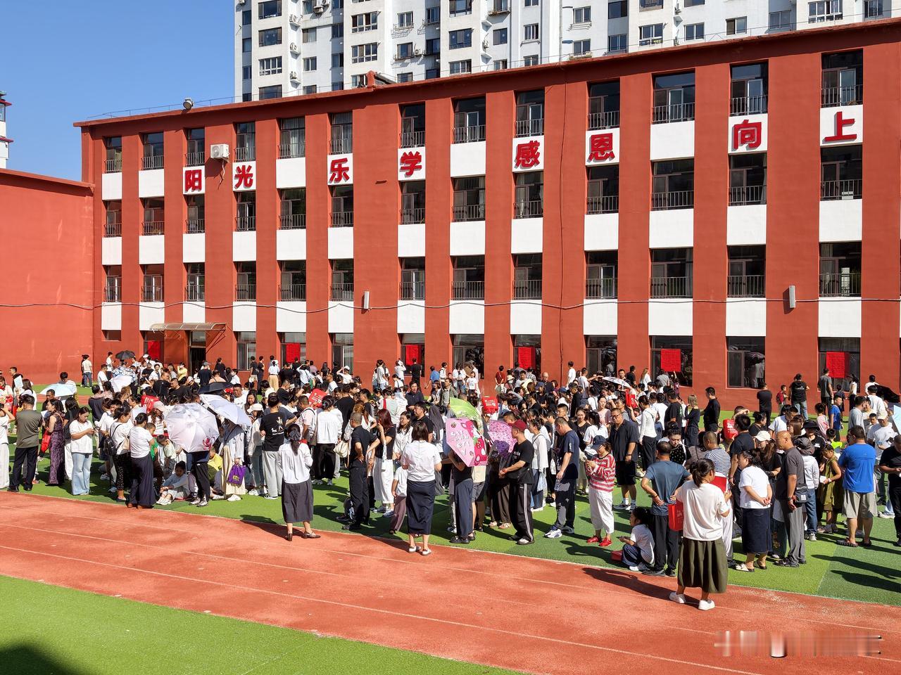 本溪联丰小学欧洲城校区，一年一度的一年级阳光分班开始啦！
 
一大早的校园操场上