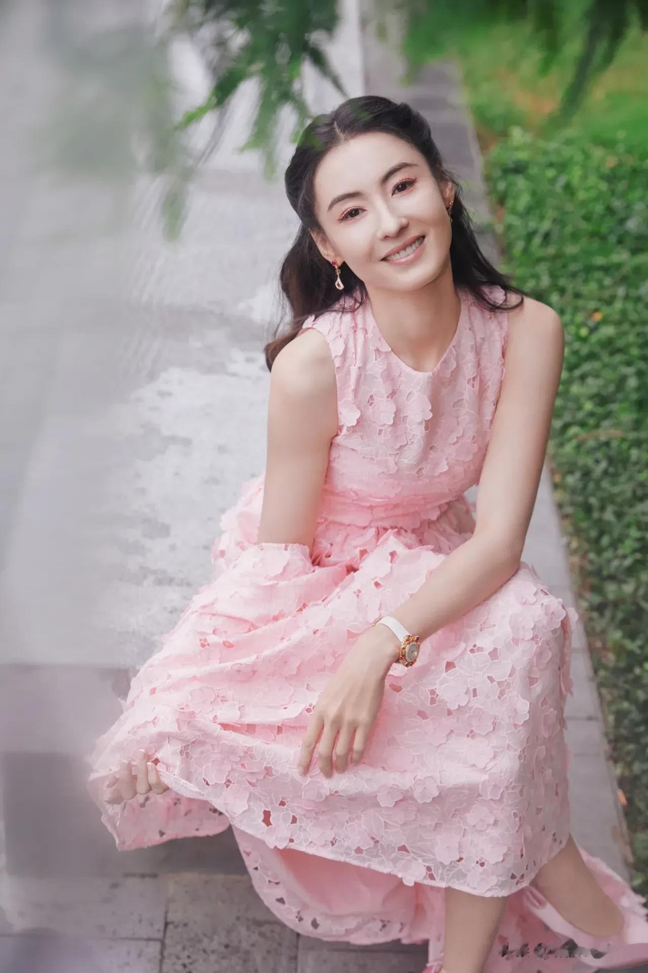 张柏芝还是适合胖一点！胖一点，脸上有点小肉肉，手臂也有点小肉肉，如图1，仿佛又回