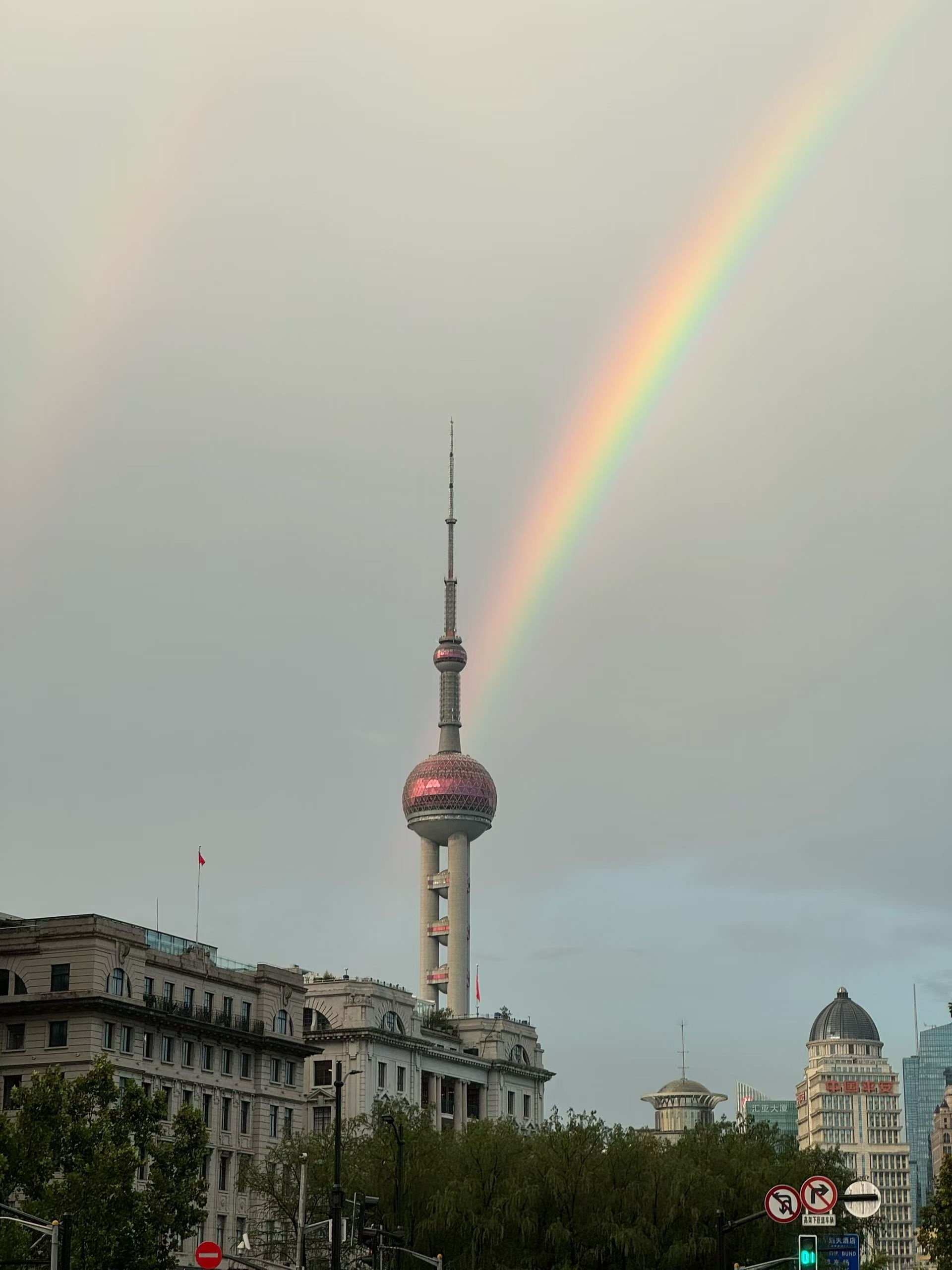 好兆头，雨过天晴，上海出彩虹啦🌈  ​​​