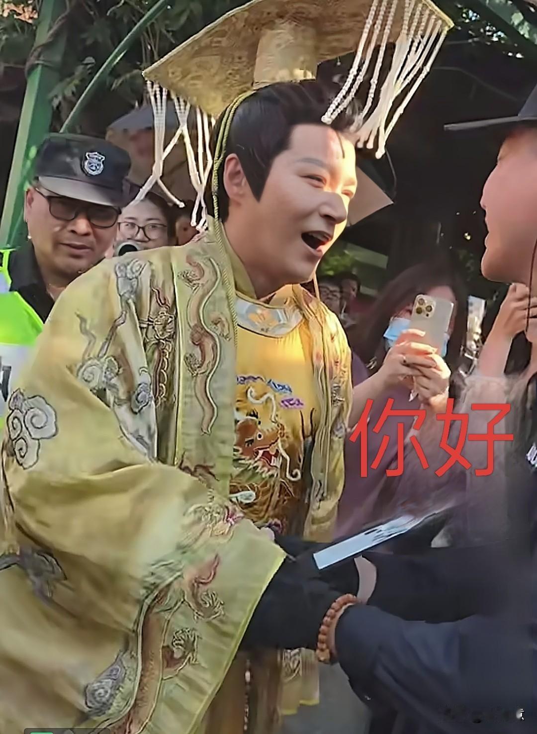 看到帅哥郑国霖，在景区片场被保安拦下，要求出示工作卡的那一刻，禁不住感慨:时代发