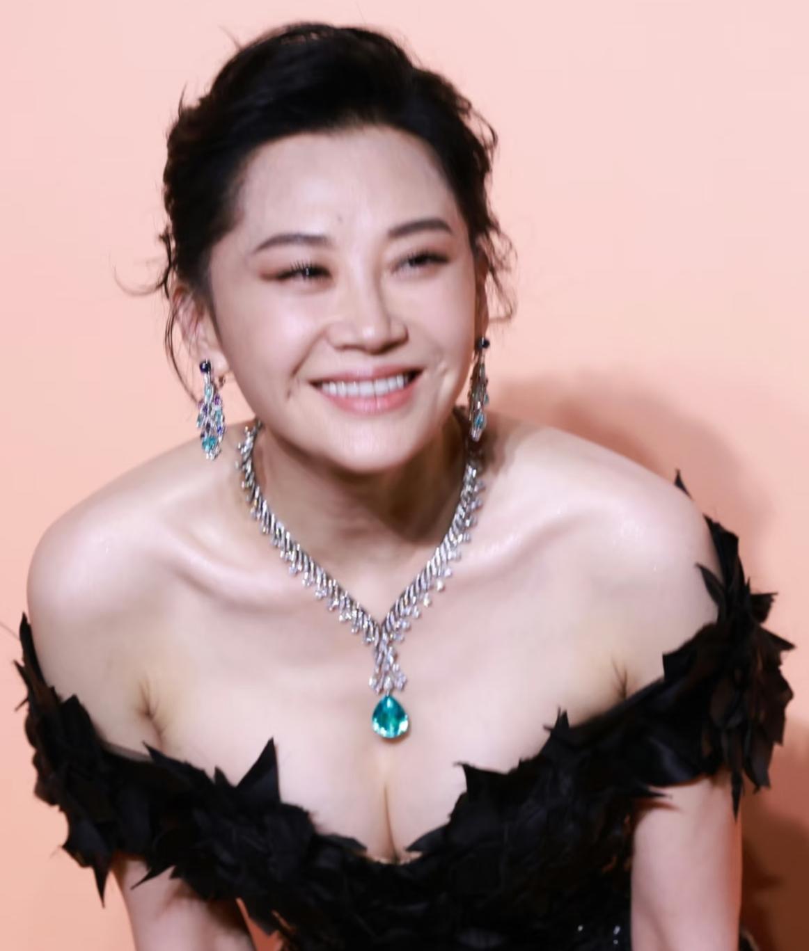 盛世美颜，许晴太美了。不仅拥有出众的外貌，更凭借优雅的气质和精湛的演技成为人们心