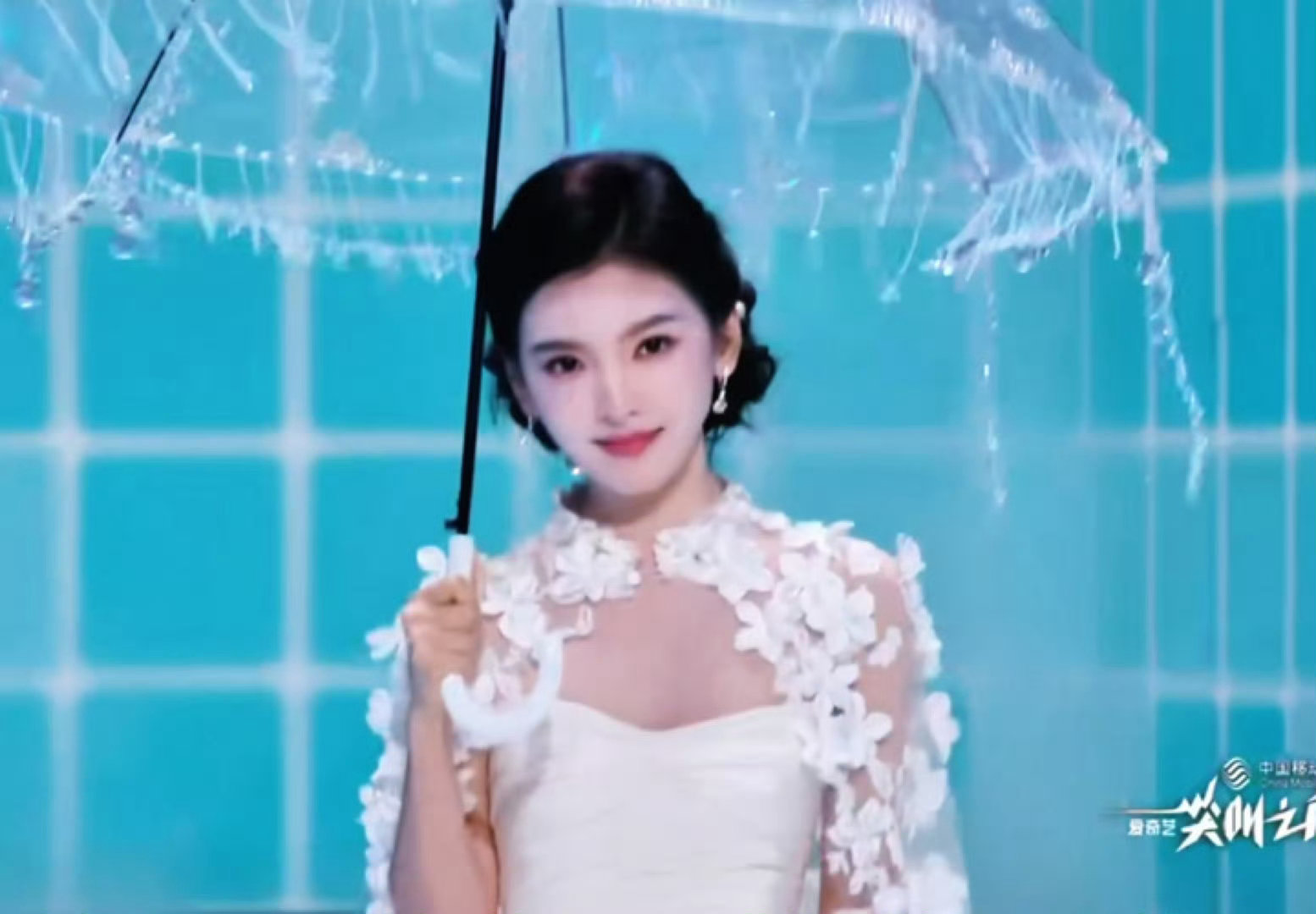 章若楠花的嫁纱章若楠穿婚纱走红毯 章若楠美神降临了！！白裙➕白纱拖尾！！上面还有