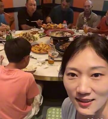林丽身后这一桌亲人，就没有一个人愿意出来可以好好支持她，站在她身边，给她底气吗？