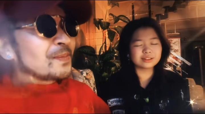 他们是一对父女组合，唱歌时表情丰富且恰到好处。他们演唱的歌曲《昨夜星辰》声情并茂