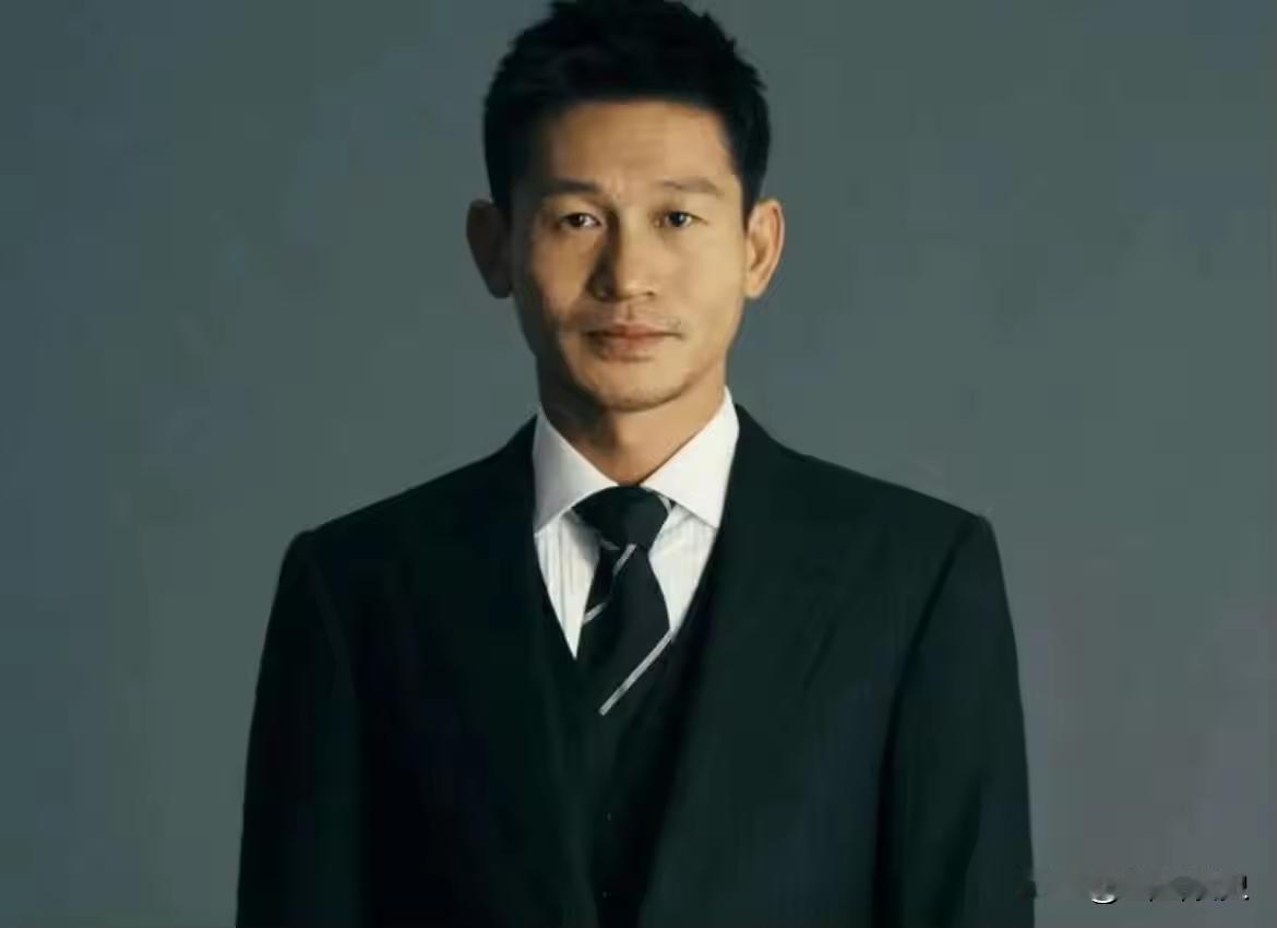 有一次，张艺谋问余皑磊：“有个男三号，演不演？”他接了，结果没火。不久，张艺谋又