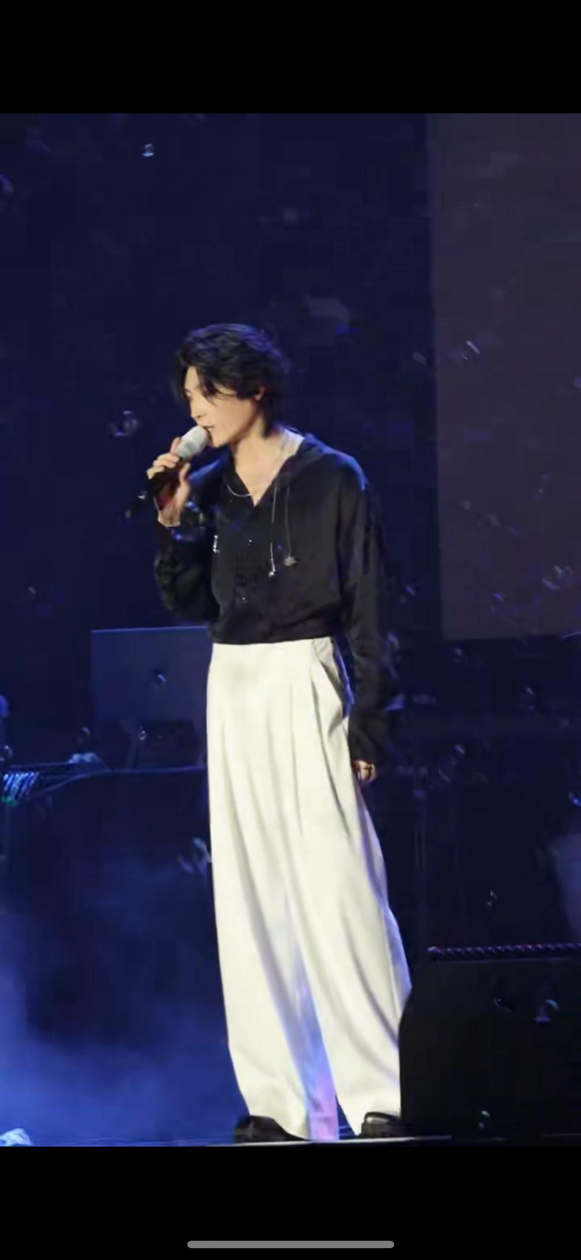 谁说中年大叔不追星隔壁老樊广州巡演大叔含量拉满老樊一开口全场静默，大叔们默默听歌