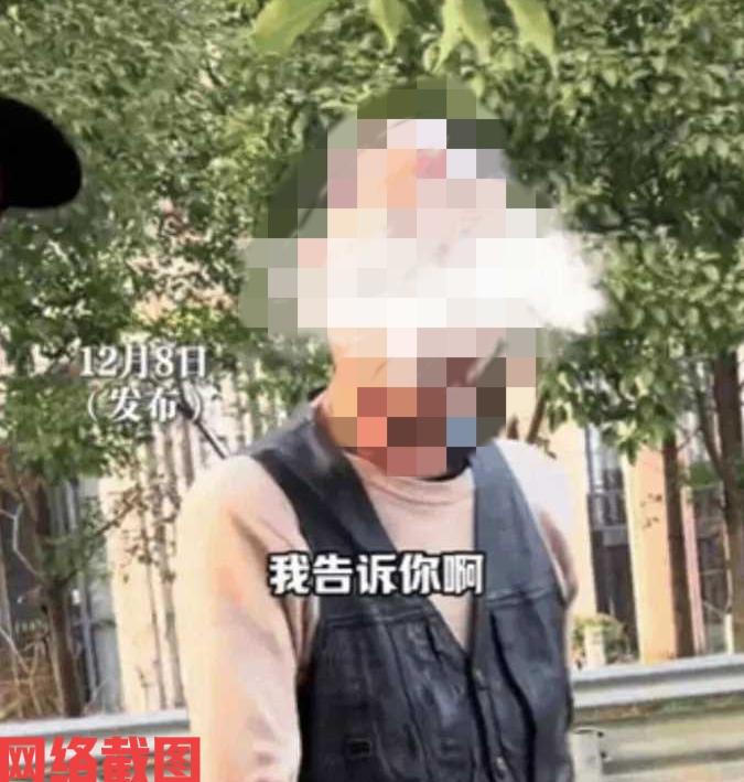 男子看到有大爷对自己的车子在方便。

此刻男子顿时气愤，这算什么事，又不是没地方