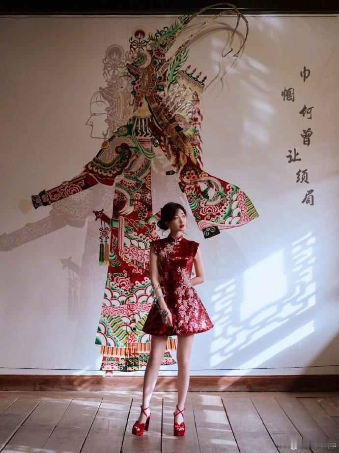 毛晓彤春晚双丸子戴非遗绒花  看毛晓彤的造型展现能力是真挺强！双丸子头显得她元气