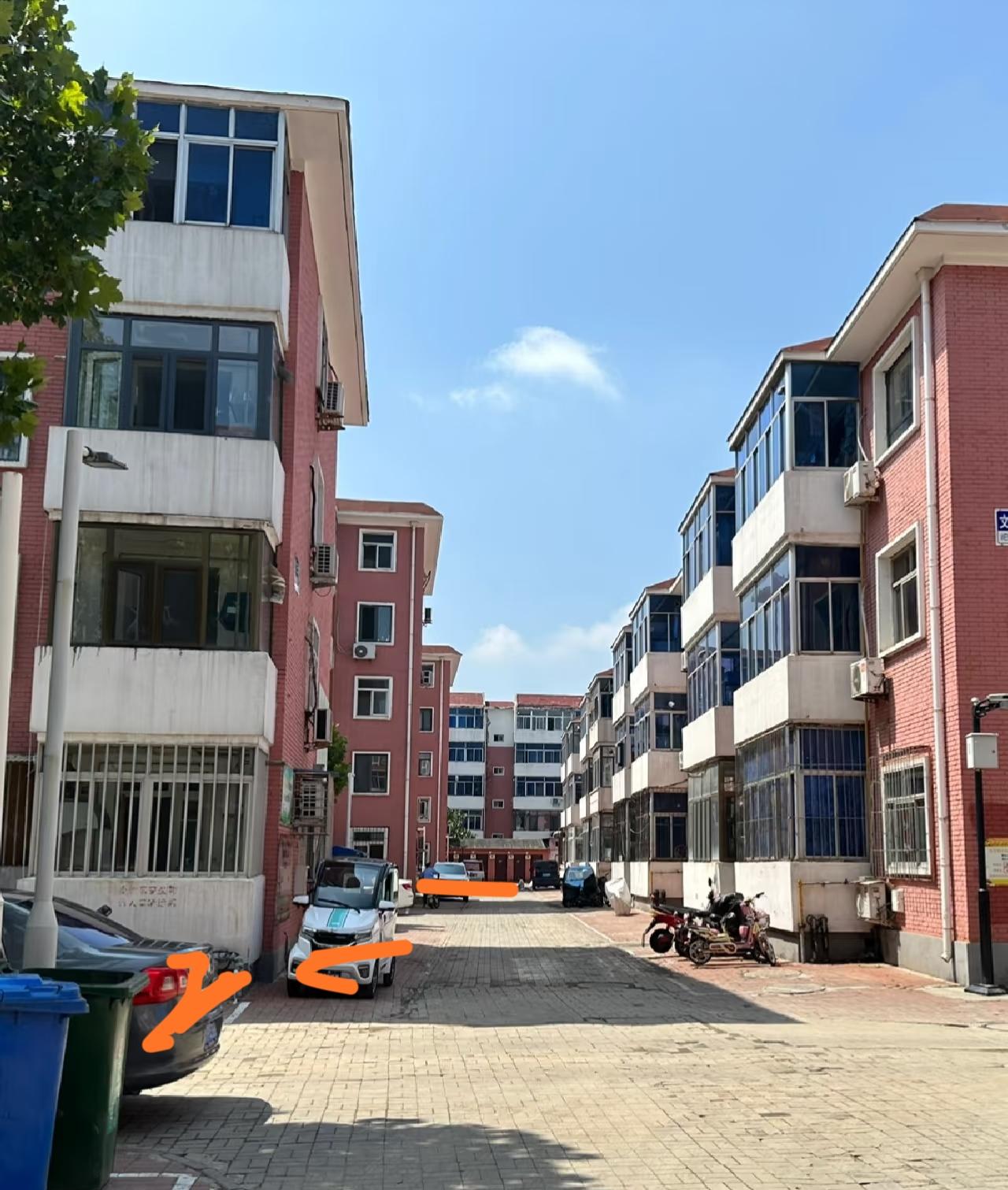 结婚第一套房，如果可以使用公积金贷款，工作比较稳定的话，就买个新房，大一点，位置