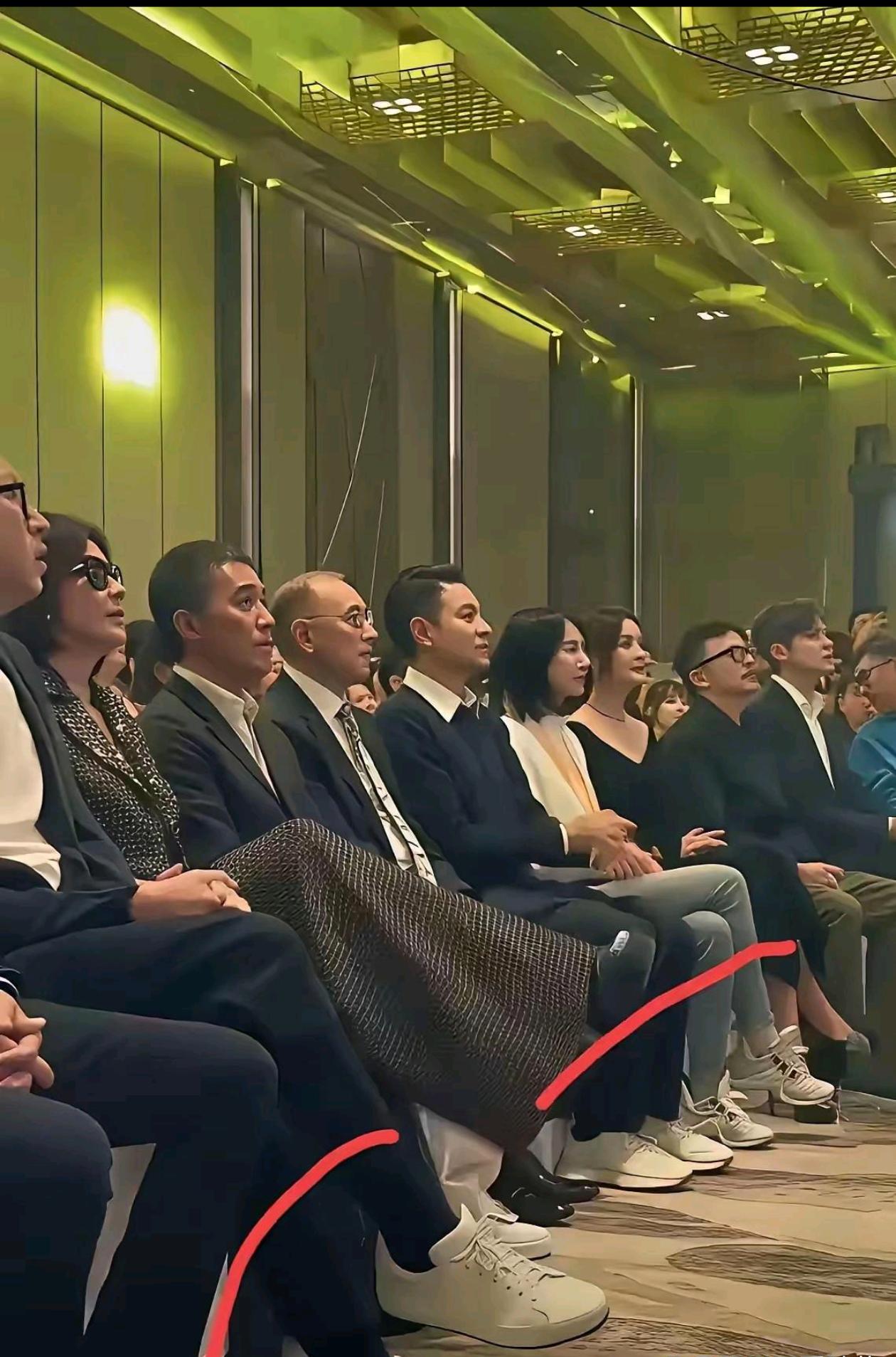 果然还是真正有实力的人，平时都爱穿皮鞋。