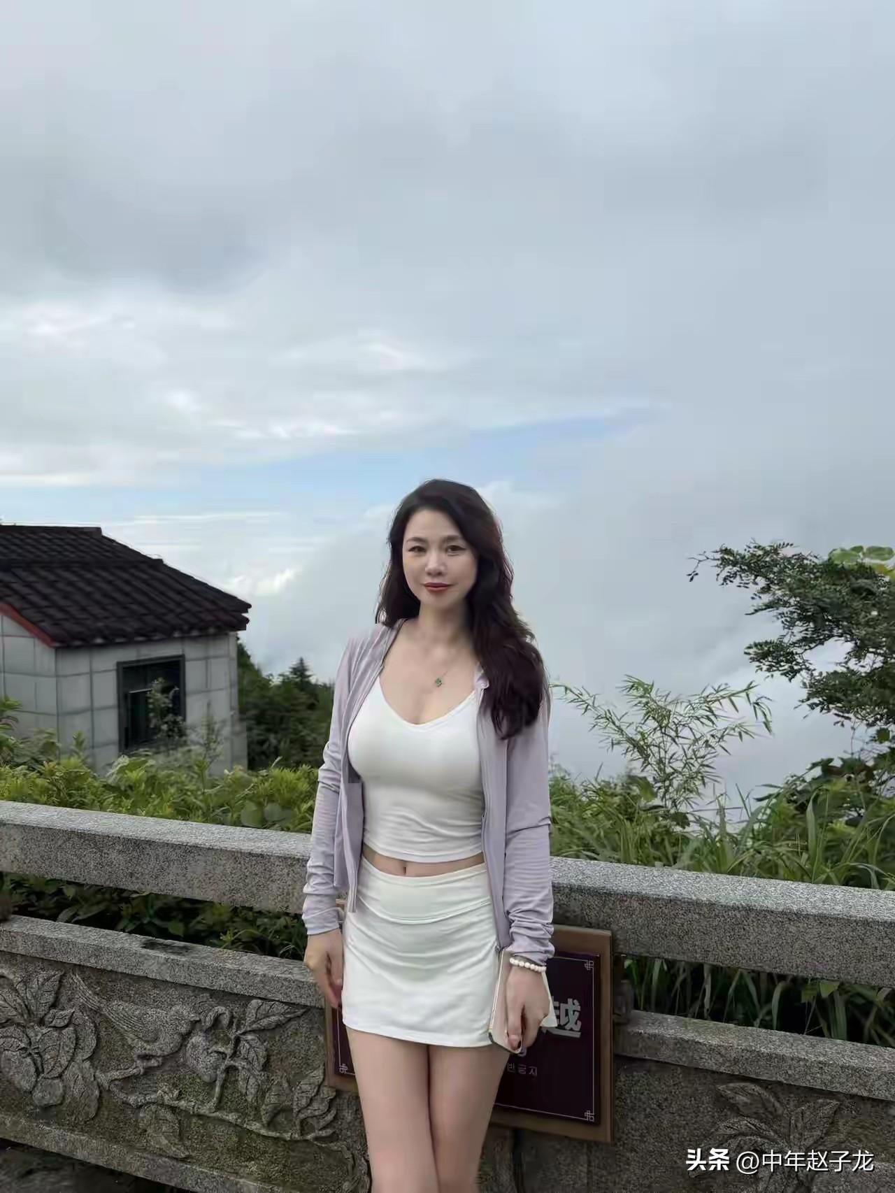 又要漂亮，又要顾家，又要身材好，又要挣钱，又要温柔，又要提供情绪价值
 
站在山