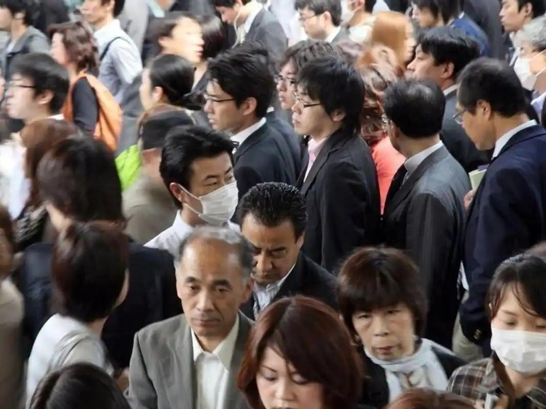 3月29日的东京新宿被大批民众填满，上千人手持标语高声呐喊，一边要求日本官方就自