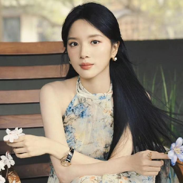 李思潼真的是不鸣则已，一鸣惊人
她现在才22岁，
年纪轻轻的她，但是居然已经拥有