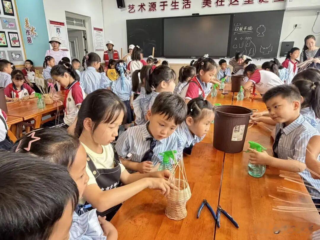 6月11日上午，汉中市东塔小学教育集团东校区迎来临江幼儿园160余名大班幼儿、家