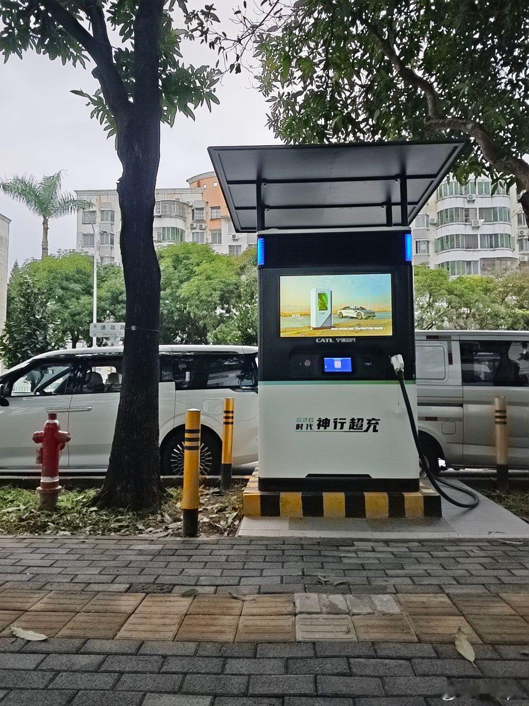 车企但凡有宁德时代这魄力，也不至于照着特斯拉的分体式充电堆整半真不假的超充了。人