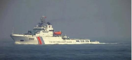 黄海发生激烈对峙！韩国海警船硬闯中方海域，妄图登上我渔业平台，结果下一刻彻底破防