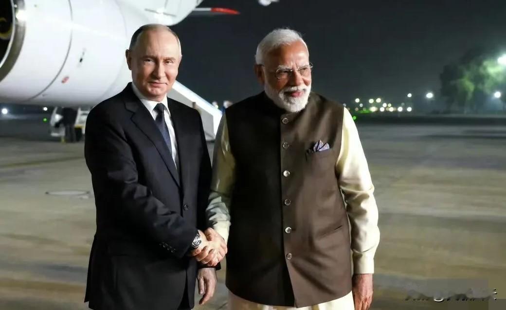 普京访印消息！
2025年12月5日，俄罗斯总统普京在访问印度时表示，质疑美国施
