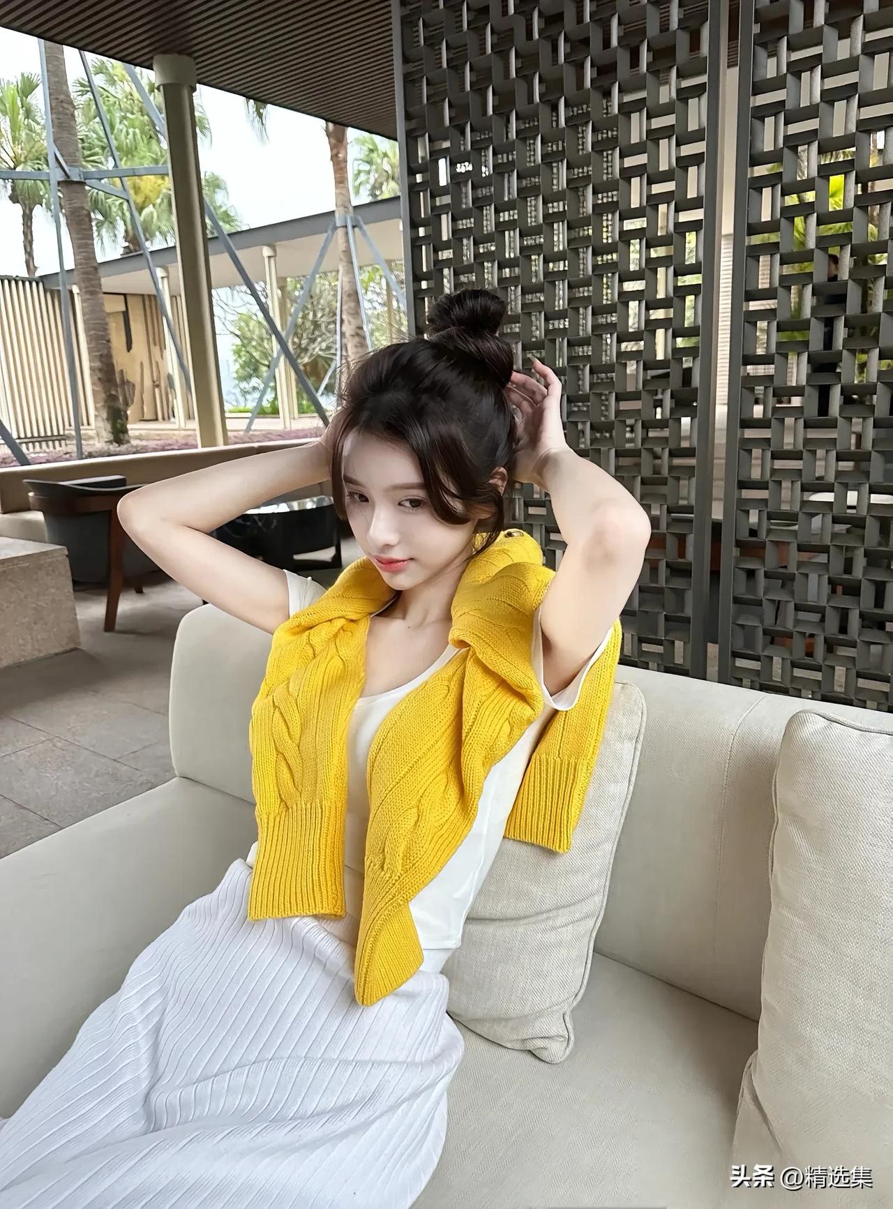阳光明媚的午后，少女在阳台上享受慵懒时光。