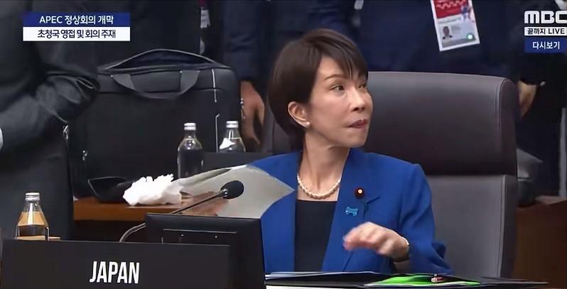 当着中方的面，高市早苗提到台湾，坚持一个中国。

10月31日中日高层会见现场，