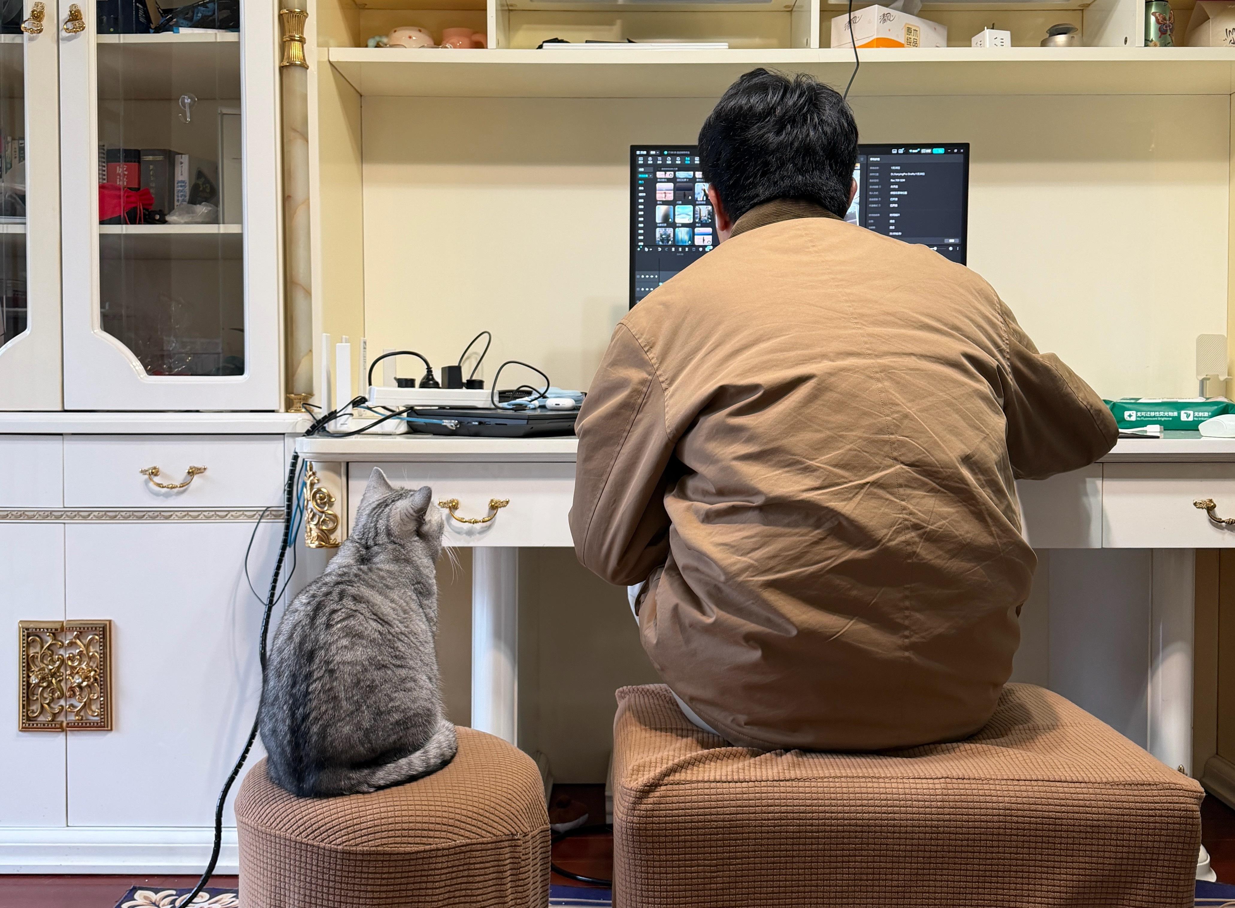 咪领导亲自监督人类工作咪好！人坏！ 