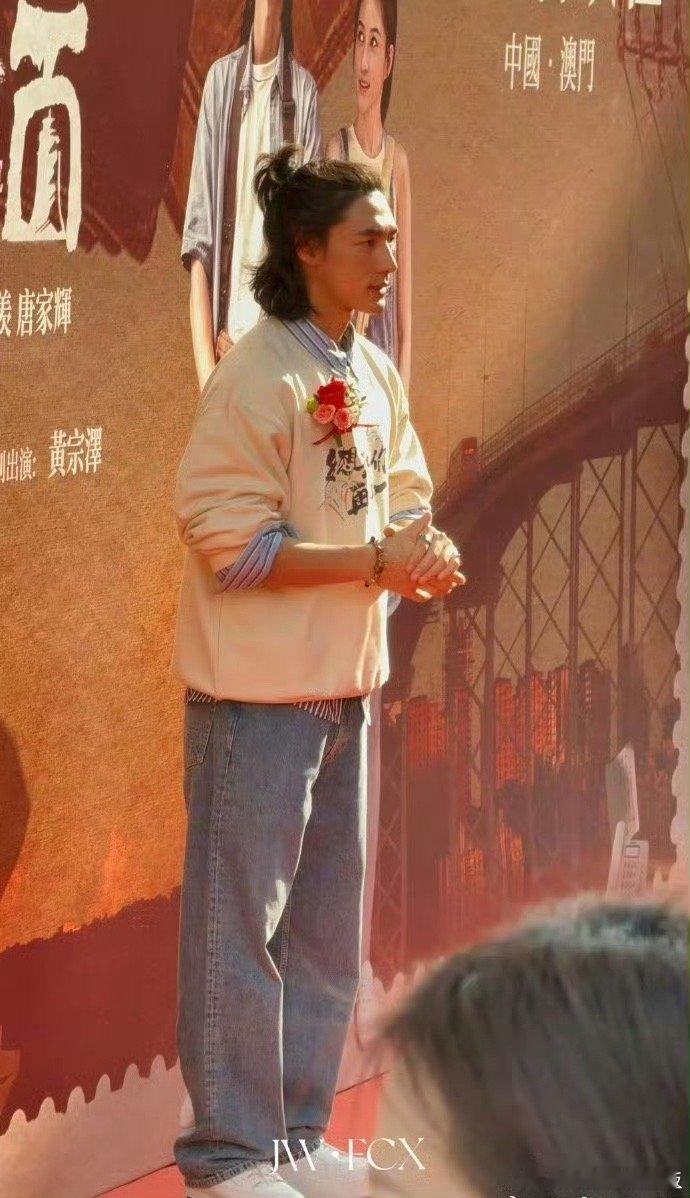 此沙澳门造型好男大  此沙胸前好大一朵花 我去，此沙的这个造型真的青春感拉满了，