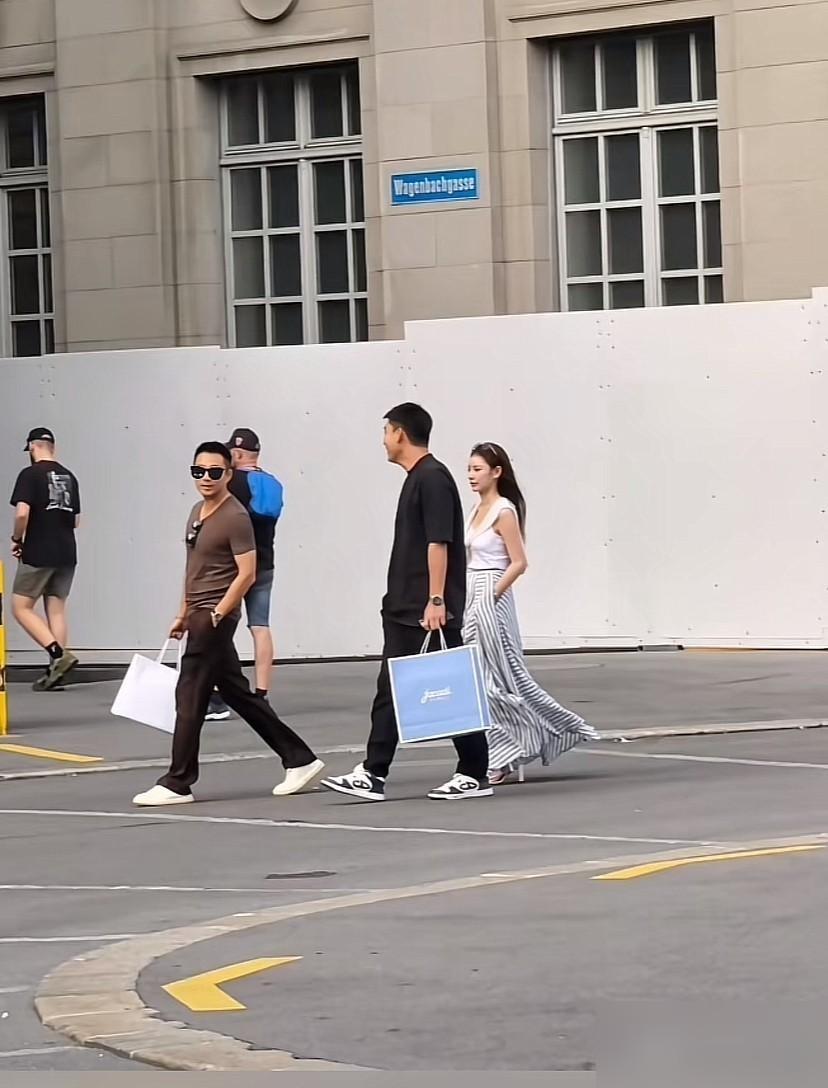 随夫海外行逛街，全网指责女方过度依赖。
网络上有些人提到，跟随家属出国这件事，是