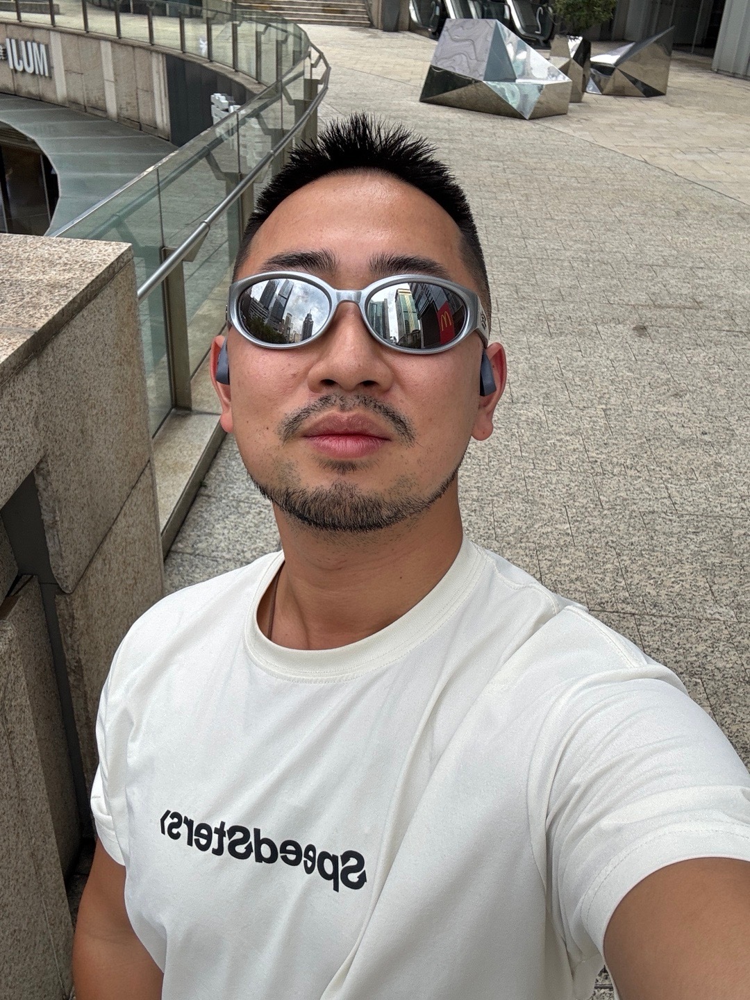 介于最近有多人谣传我是成都小熊，本人在此澄清，很喜欢成都，留络腮胡纯属因为胡子长