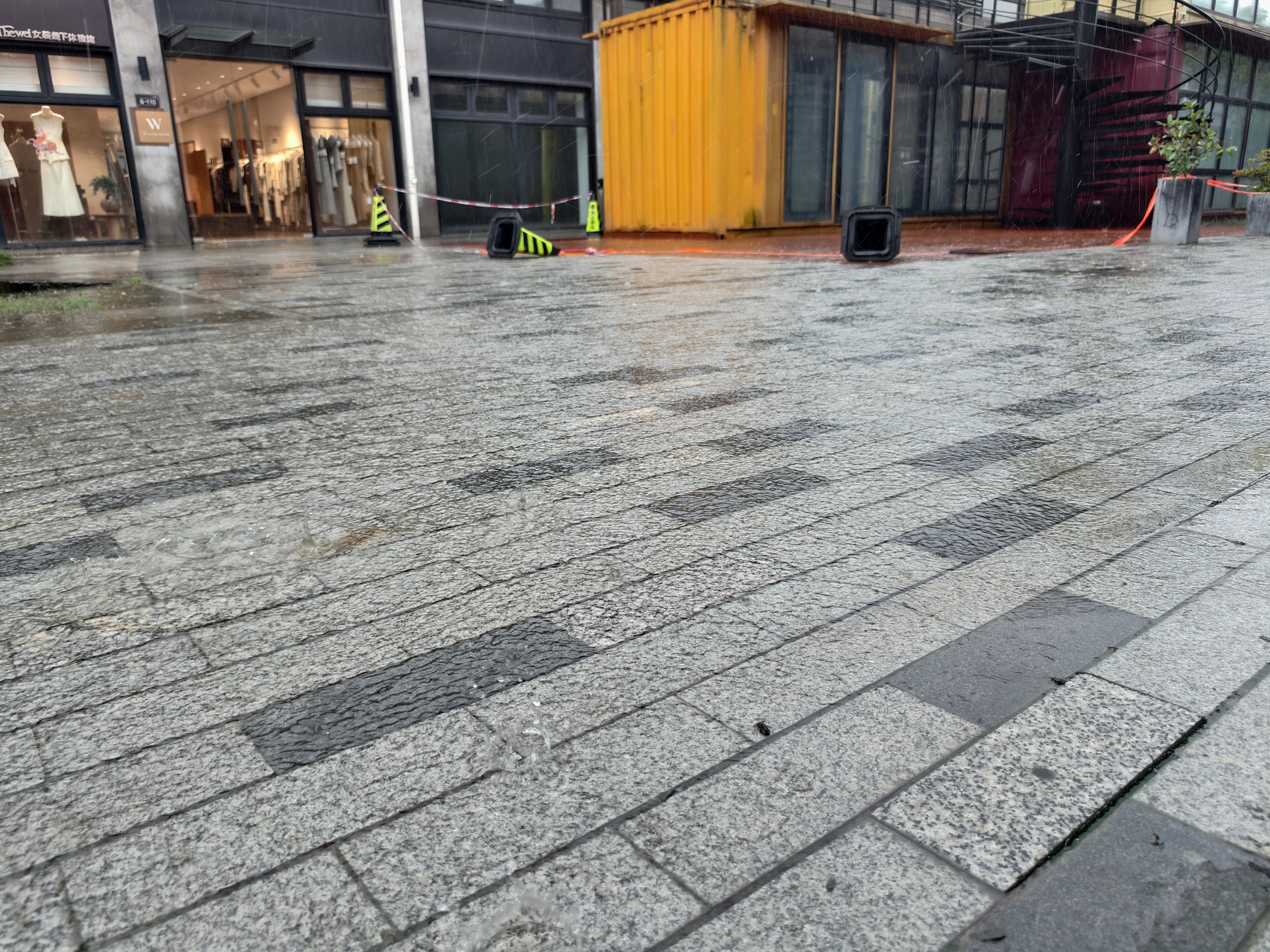 刚刚把车停在高处，把鞋和袜子脱了，卷起裤腿走到办公室了。但现在这个形势比较严峻，