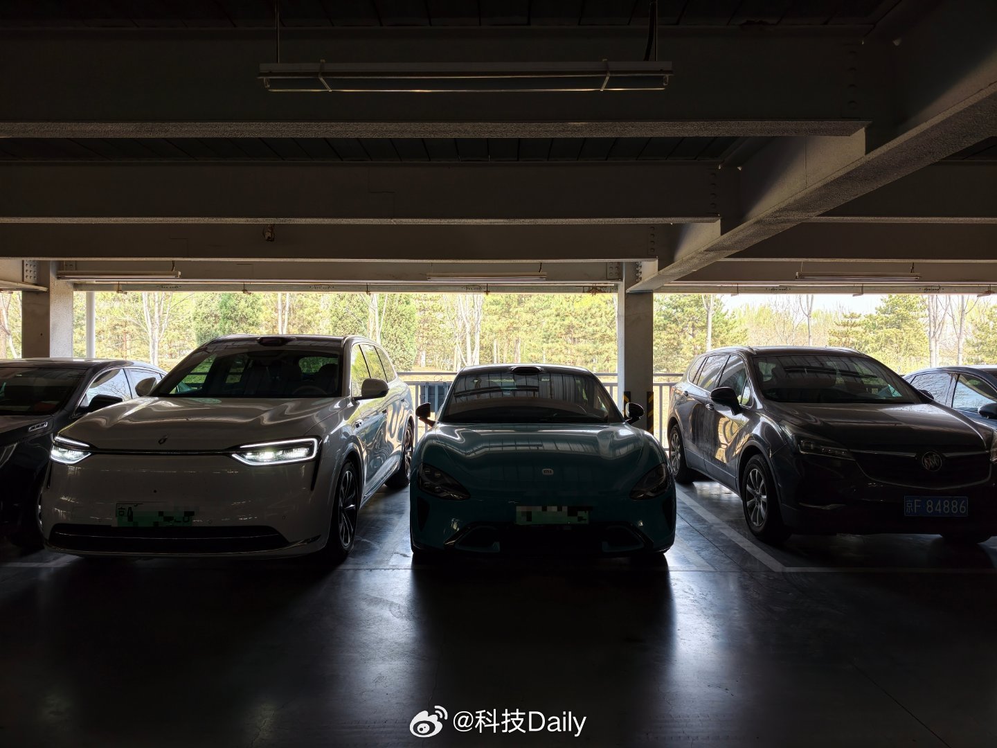 有的时候挺不理解为啥停车不考虑一下别人，左右两边的车，旁边都有很大位置稍微错一下