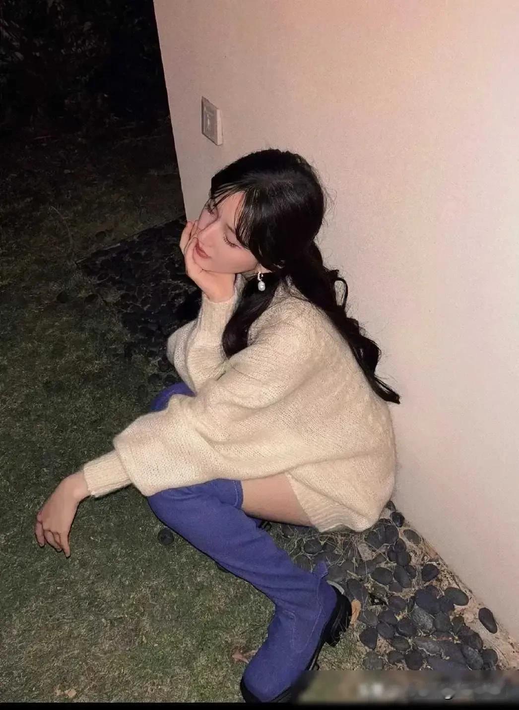 最近一个女孩，在一处废弃的墙角蹲着撒尿被人偷拍了，还把她传在网上。这本来就是一个