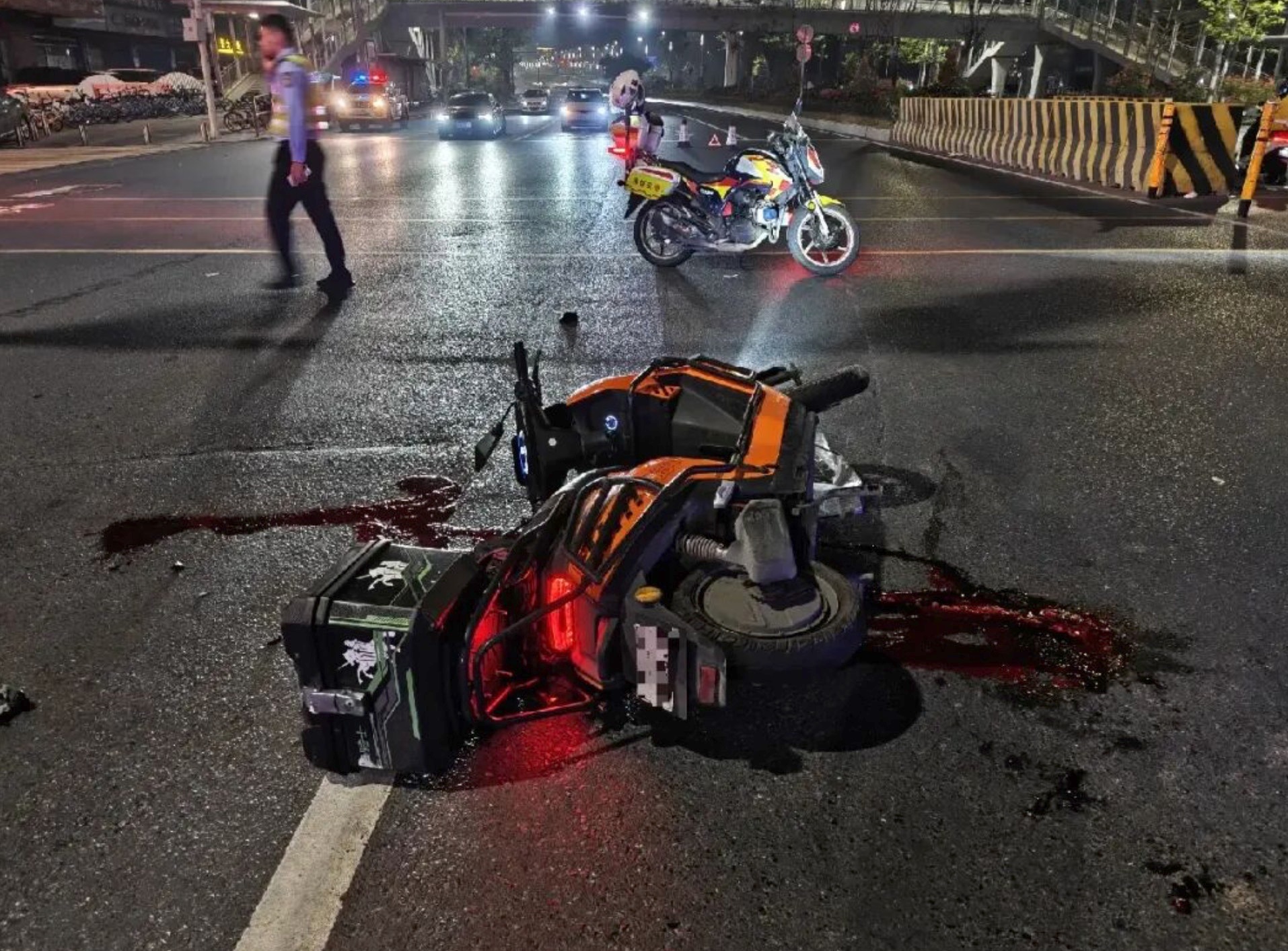 #外卖员闯红灯未戴安全帽被撞身亡#【外卖骑手违法酿事故造成人员死亡，骑手管理负责