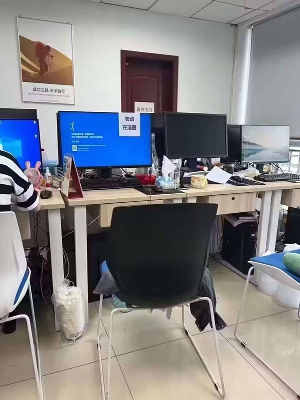 很多年前，那时候手机还只能玩java小游戏，更没有外卖APP，大家电脑里都是机械