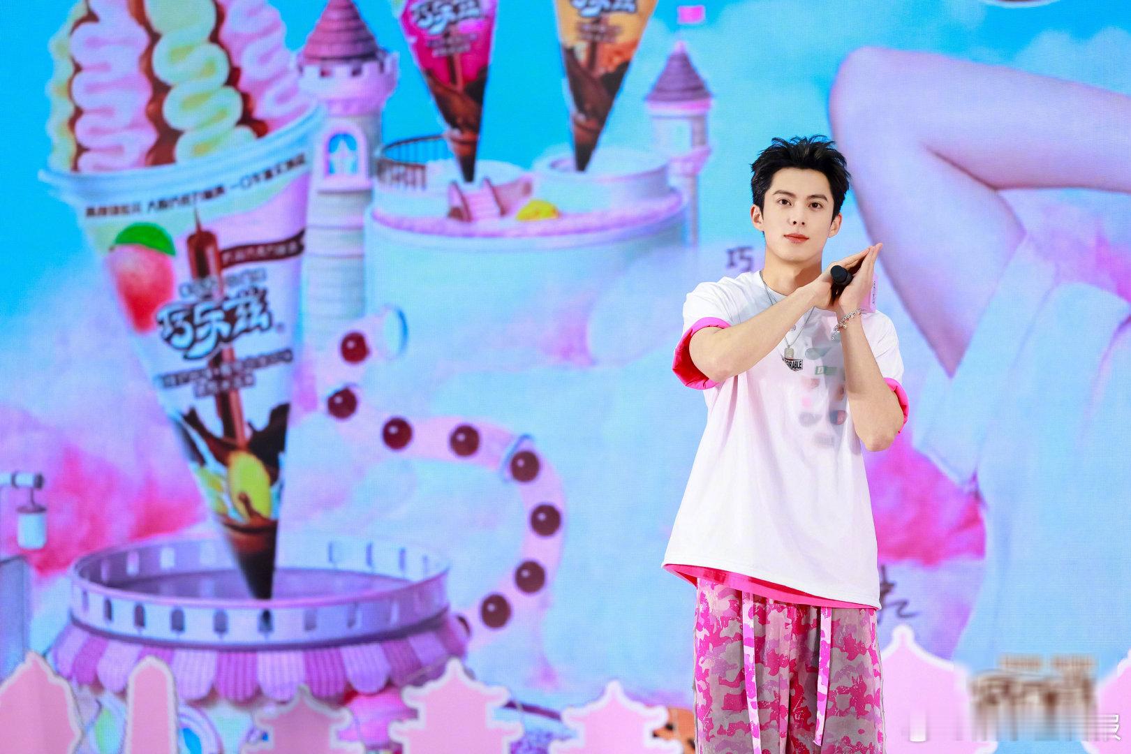 王鹤棣西安投喂巧乐兹脆筒一城长安风，一缕少年气，王鹤棣空降西安掀起满满热潮！动感