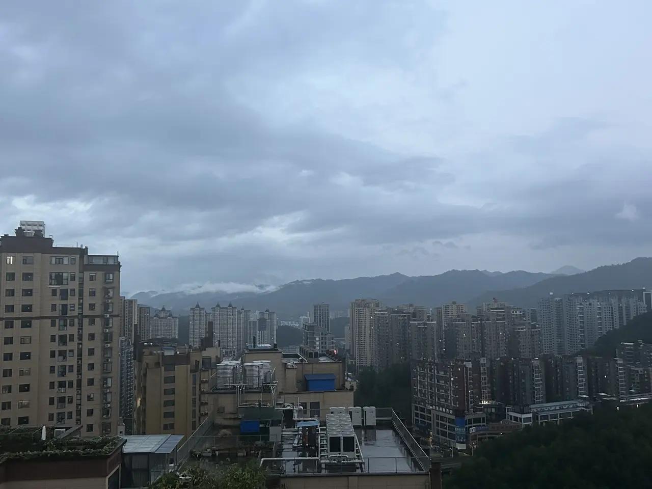 外面的世界很热闹和忙碌，指的UFO[灵光一闪]