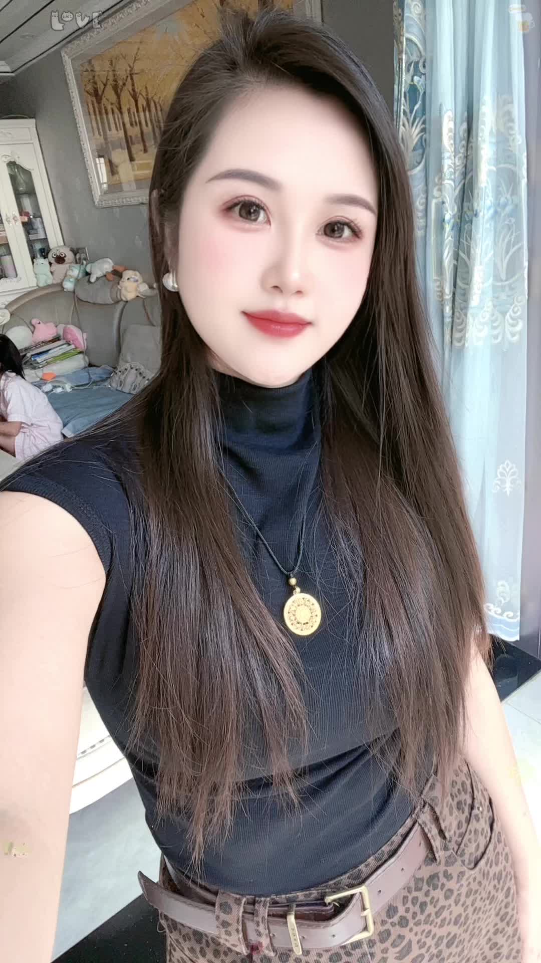 我很普通，但不影响我臭美，眼里有光，心中有爱，别人喜欢不喜欢不重要，我...