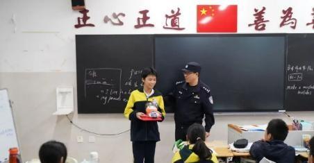 少年自有少年光！两位同学捡到500元，原地等候还骑行3公里交派出所，民警带着表扬