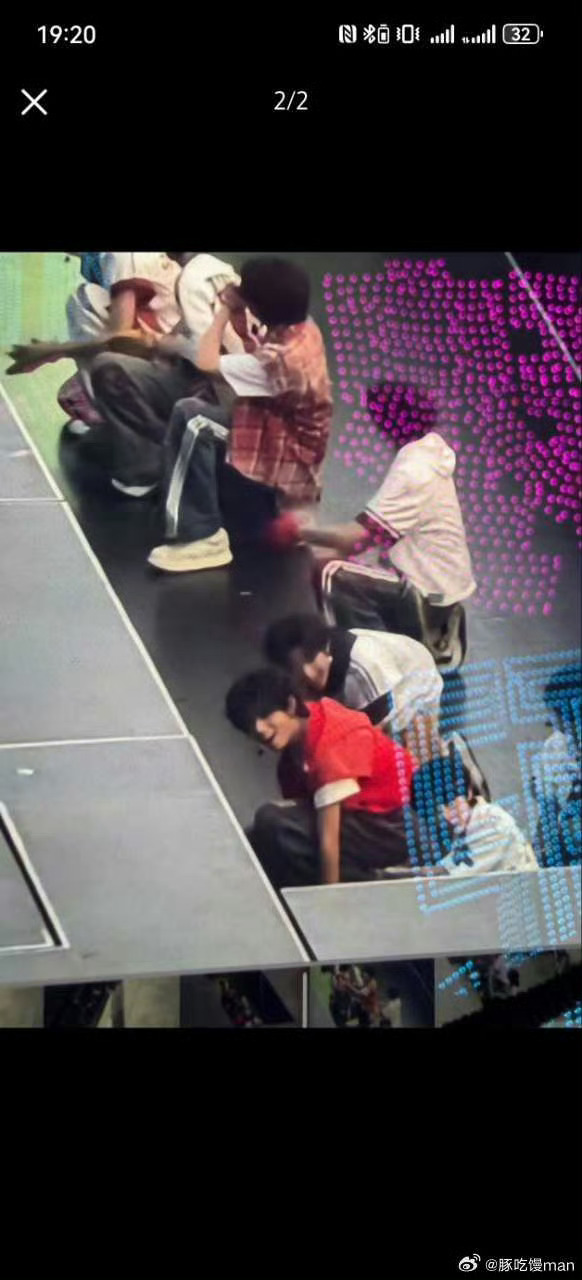 王橹杰看到灯牌完全不绷王橹杰看到橹穆灯牌绷不住一点 王橹杰看到台下橹穆灯牌直接绷
