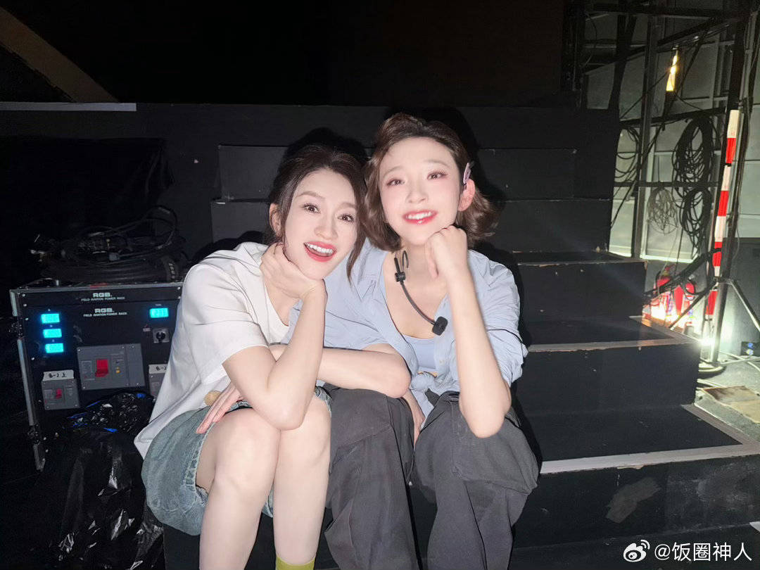 李小冉我们成团了不要看不起我们不想睡的星期五成团是共同努力的勋章，姐姐们手握底气