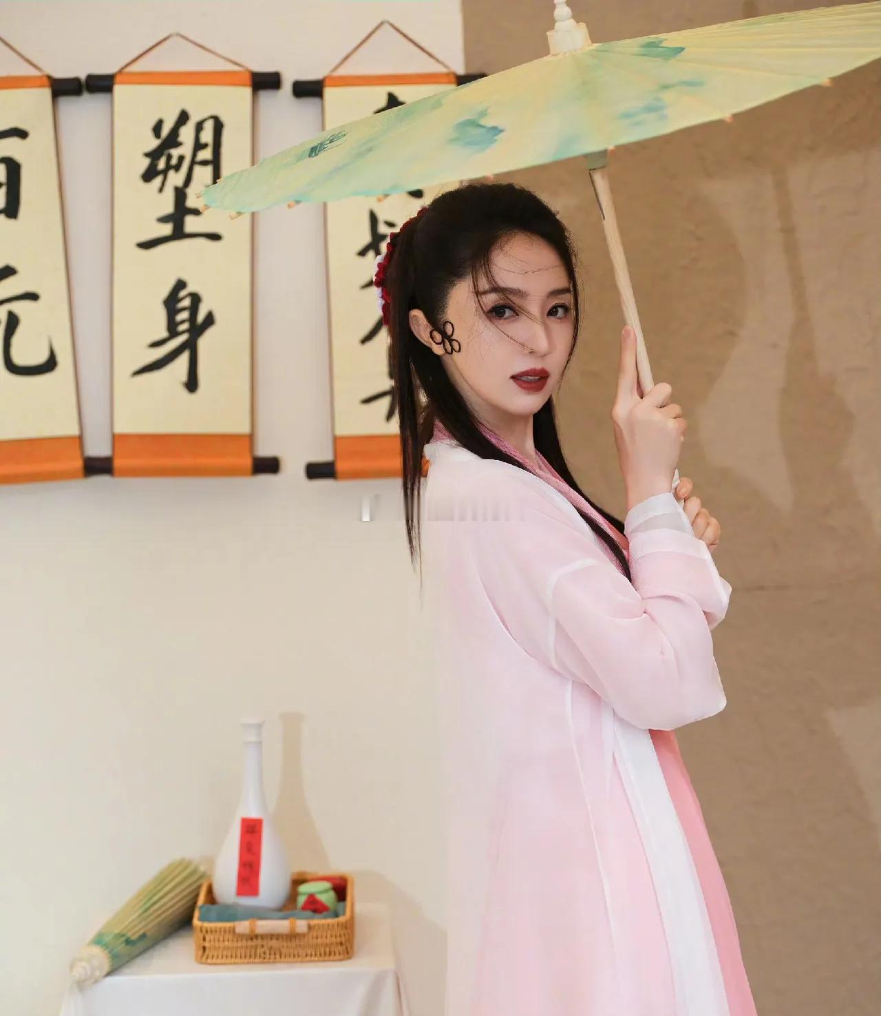 董璇这是在干嘛cos白蛇 看起来好别扭，王祖贤的白蛇带鬼气妖气。她这个好看是好看