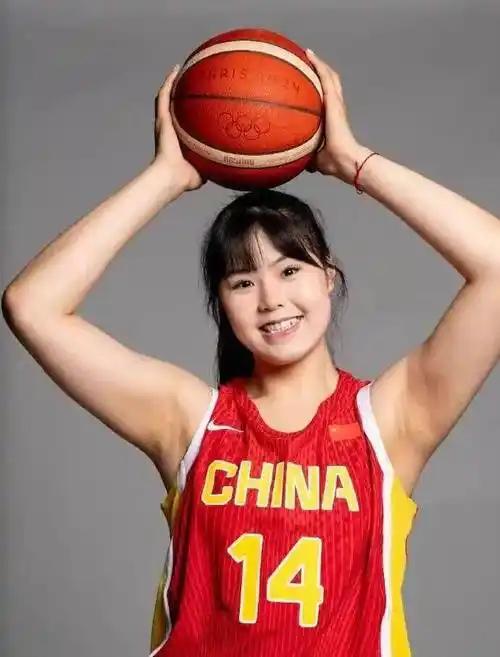 大白话！张子宇谈李月汝缺席女篮世界杯：

“毫无疑问，这不是月汝姐的错，她是整个